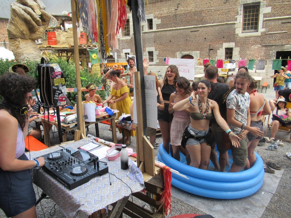 Photographie DJ Deck devant petit groupe serré danant dans une mini piscine gonflable