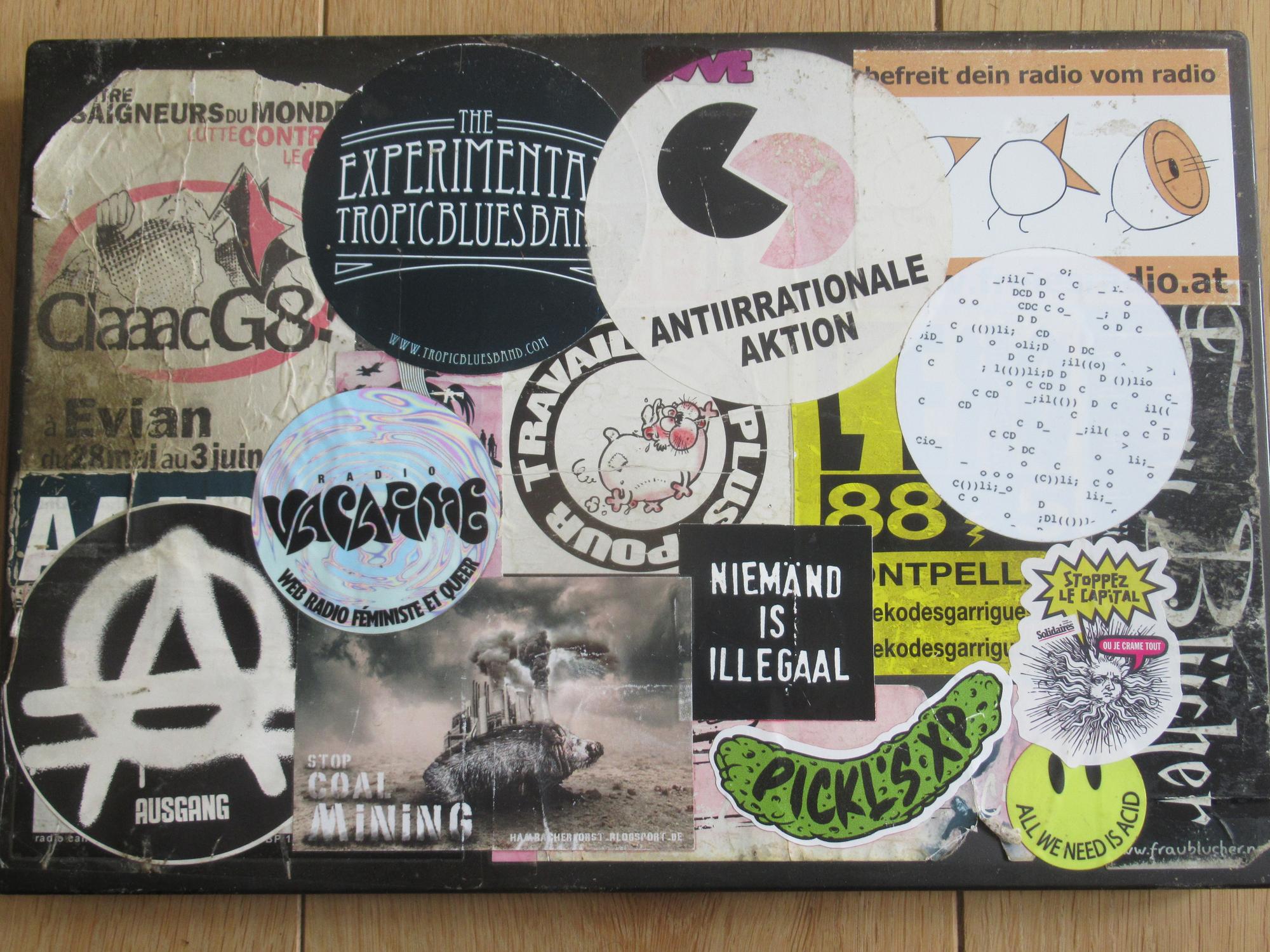 laptop fermé, avec un tas de vieux stickers, contestation sociale, radio & musique
