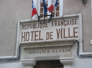 Fronton de la mairie de Villeneuve-de-Berg